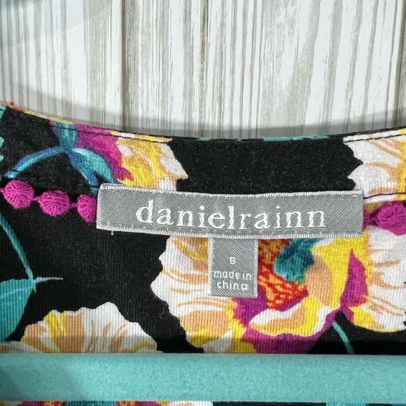 Daniel Rainn Floral Top - Picture 3 of 5
